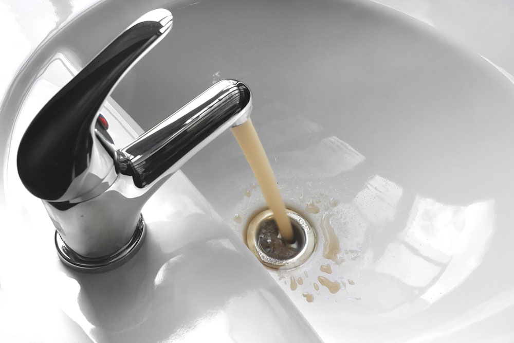 dirty/discolored/cloudy water flowing from the tap